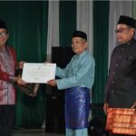 Cik Yusuf dan Asro Terima Penghargaan Dari Wabup Batanghari