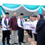 Wagub Sani Salurkan 503 Paket Bantuan Dumisake Pendidikan di Tanjung Jabung Barat