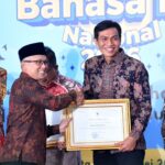 Dukung Program Bahasa Daerah, Bupati Fadhil Terima Penghargaan